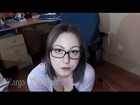 ❤️ 戴眼鏡的性感女孩在鏡頭前深吸假陽具 ️❌ 蕩婦 在我們 ❌️❤